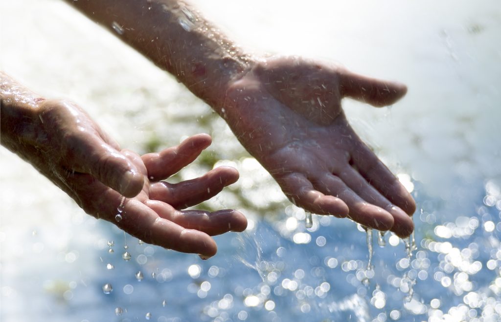 hands into water